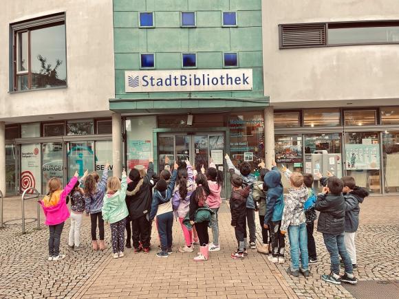 Schulklasse vor der Bibliothek